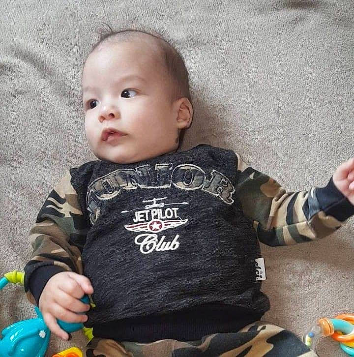 Ilyes a rejoint le concours — aidez-le/la à gagner de superbes lots ! baby, baby_products, baby_toddler_clothing, baby_toys, child, hand, person, sleeve, toddler, toy