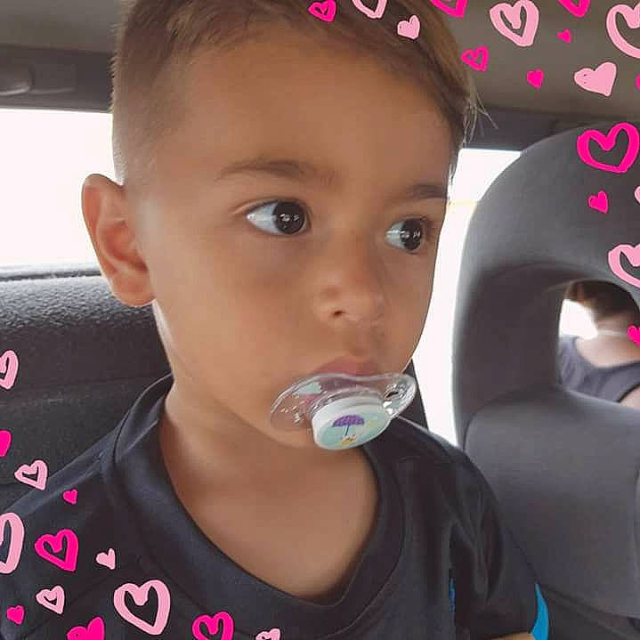 Lyam a rejoint le concours — aidez-le/la à gagner de superbes lots ! car_seat, cheek, child, drinking, eyelash, forehead, lip, magenta, neck, person, pink, plastic_bottle, toddler