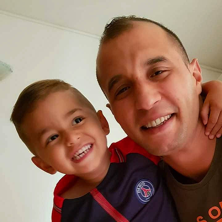 Lyam a rejoint le concours — aidez-le/la à gagner de superbes lots ! cheek, chin, cool, ear, eye, eyebrow, facial_expression, forehead, fun, happy, interaction, iris, jaw, joy, laugh, lip, muscle, organ, person, skin