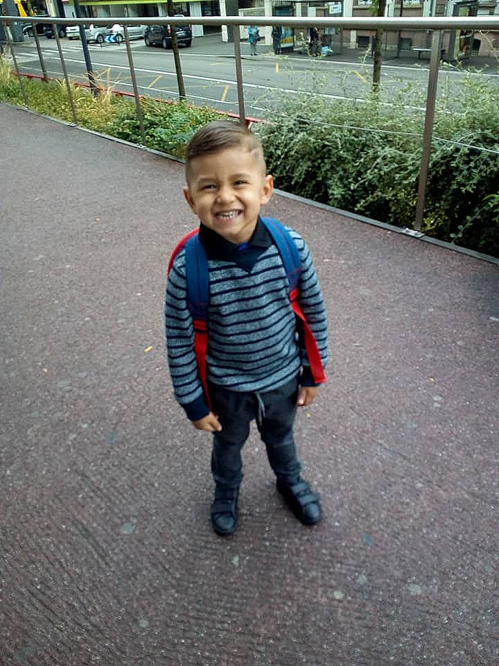 Lyam a rejoint le concours — aidez-le/la à gagner de superbes lots ! asphalt, baby, baby_toddler_clothing, child, curb, hedge, joy, person, play, sidewalk, sweatpant, tar, toddler