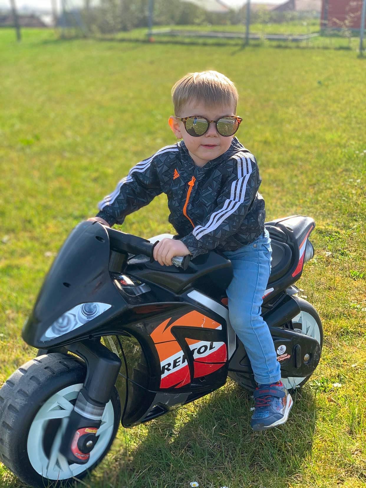 Guillaume participe au concours pour gagner de l'argent avec cette photo : alloy_wheel, automotive_design, automotive_exterior, automotive_lighting, automotive_tire, fender, goggles, grass, helmet, motor_vehicle, motorcycle, motorcycle_helmet, person, rim, rolling, smile, sports_gear, sunglasses, tire, vehicle