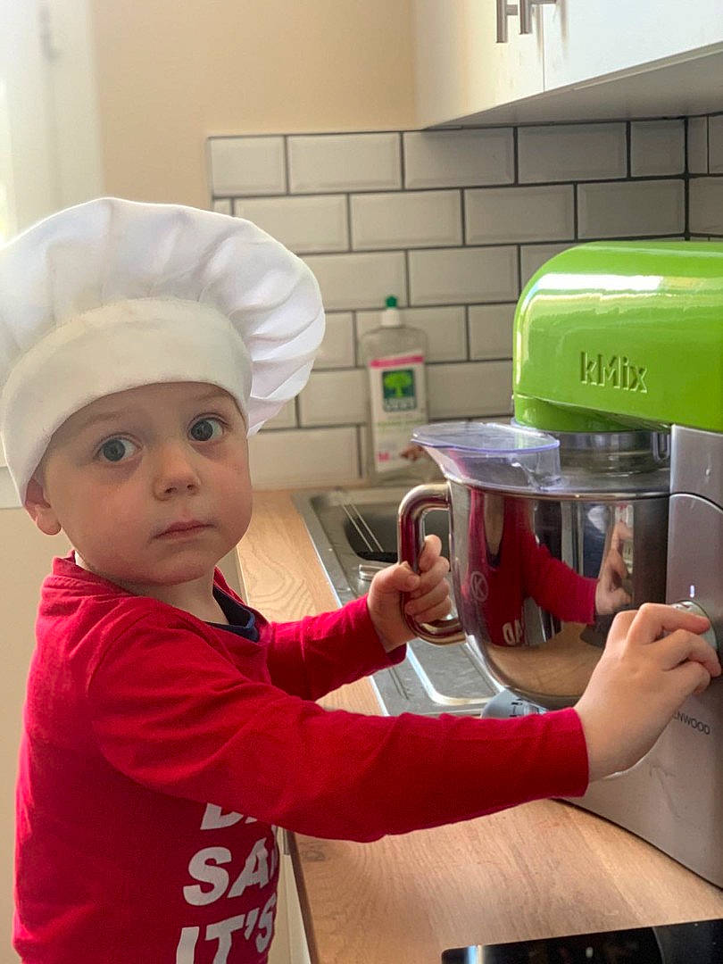 Guillaume participe au concours pour gagner de l'argent avec cette photo : cap, chef, child, christmas, christmas_eve, cook, cooking, drink, headwear, holiday, home_appliance, kitchen, kitchen_appliance, machine, major_appliance, person, refrigerator, room, small_appliance, t_shirt