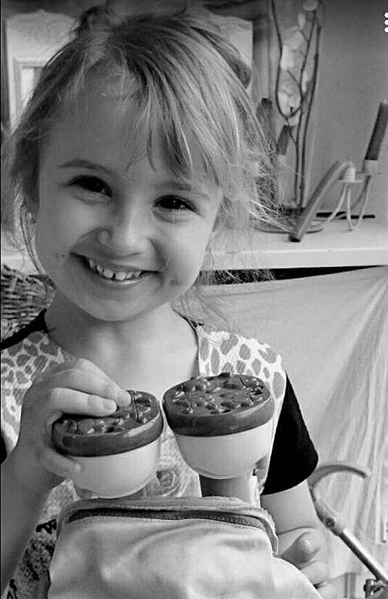 Tina participe au concours pour gagner de l'argent avec cette photo : black, black_and_white, child, eating, emotion, eye, face, facial_expression, infant, joy, monochrome, monochrome_photography, person, photography, portrait, portrait_photography, skin, smile, toddler, tooth