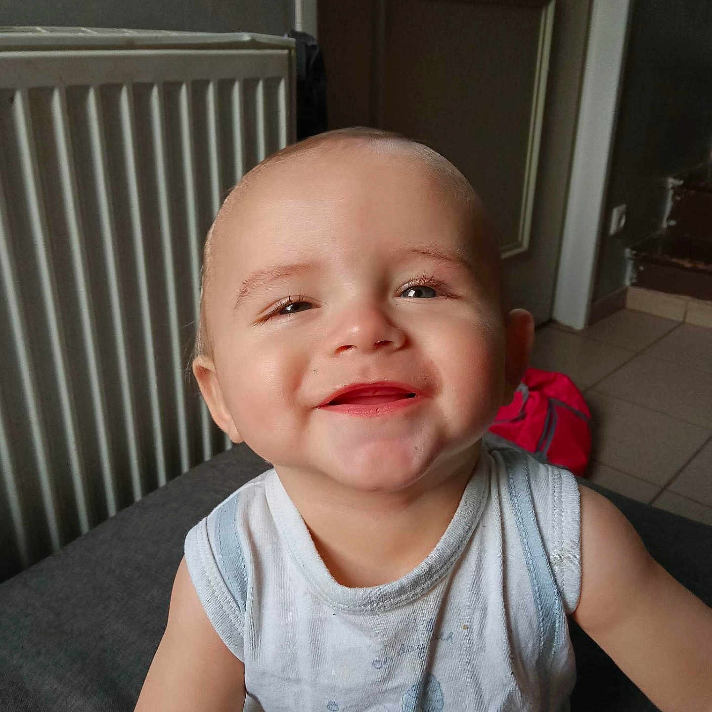 Mathéïs a rejoint le concours — aidez-le/la à gagner de superbes lots ! appliance, baby, babylaughing, blonde, clothing, device, door, face, hair, happy, head, indoors, laughing, person, photography, portrait, selfie, sitting, smile, t_shirt