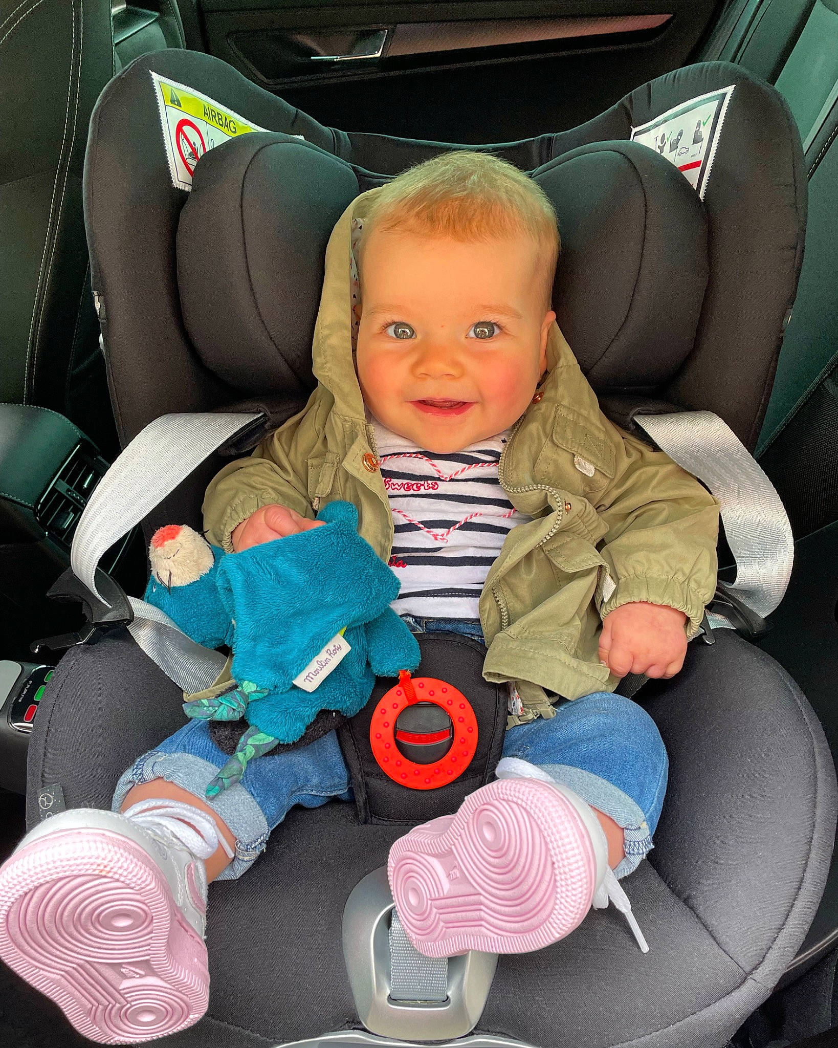 Nola a rejoint le concours — aidez-le/la à gagner de superbes lots ! auto_part, automotive_design, baby, baby_carriage, baby_in_car_seat, baby_products, car, car_seat, car_seat_cover, child, comfort, family_car, head_restraint, joy, motor_vehicle, person, product, seat_belt, sitting, smile