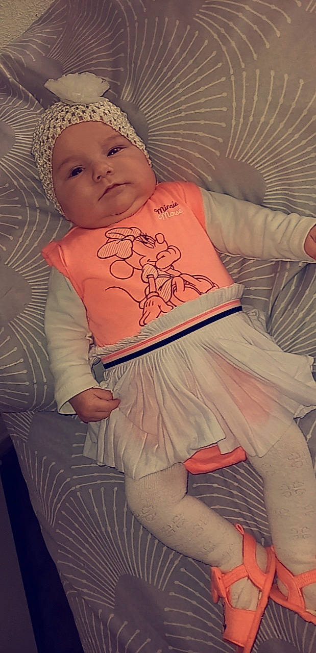 Miia participe au concours pour gagner de l'argent avec cette photo : abdomen, baby, baby_sleeping, baby_toddler_clothing, chest, child, comfort, eye, face, headwear, human_leg, linens, lip, mouth, person, pink, skin, sleeve, stomach, thigh