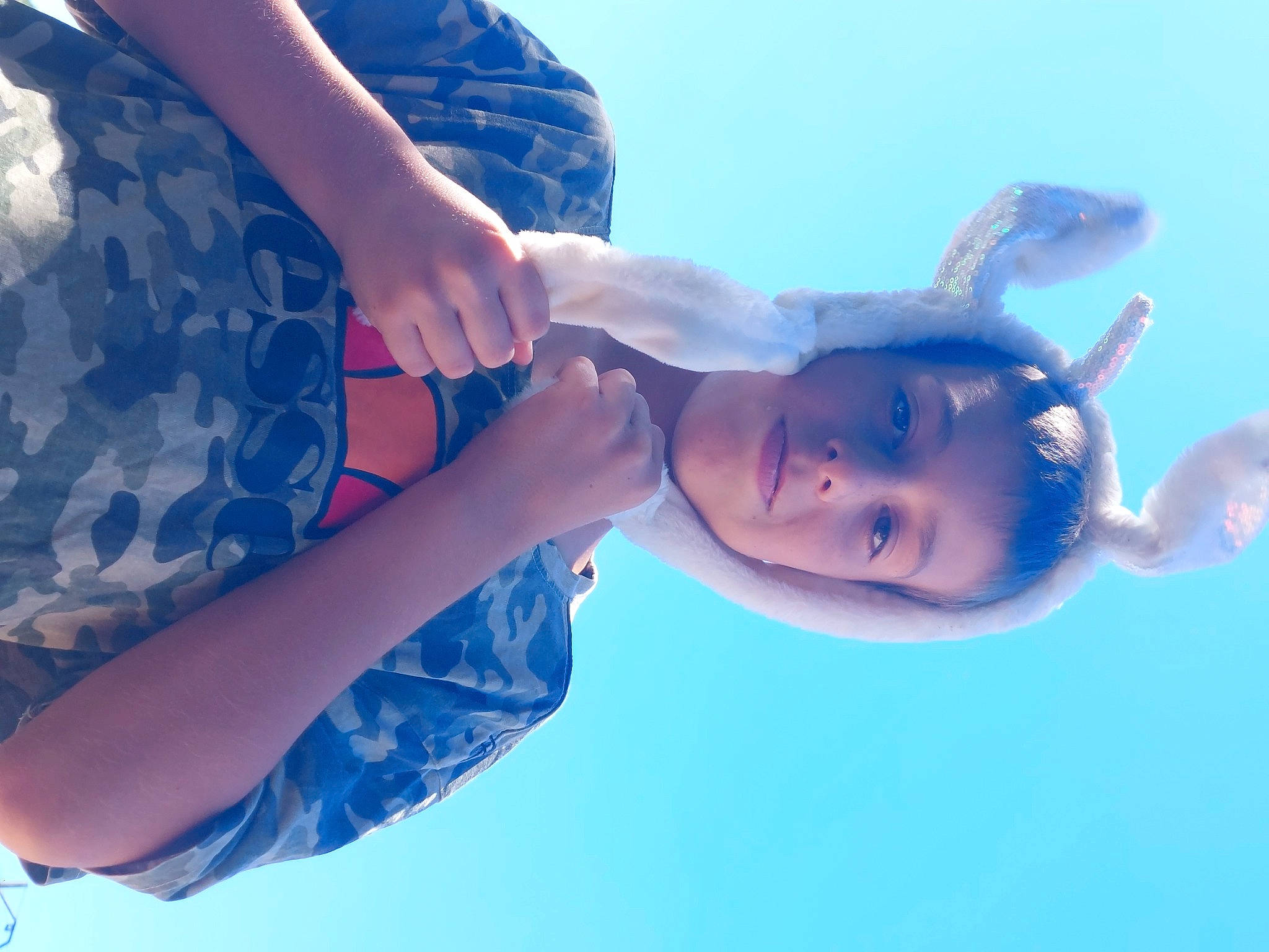 Kevin a rejoint le concours — aidez-le/la à gagner de superbes lots ! azure, elbow, electric_blue, finger, flash_photography, gesture, hand, happy, human_body, human_leg, joint, leisure, nail, people_in_nature, person, shoulder, sky, sunglasses, tree, water