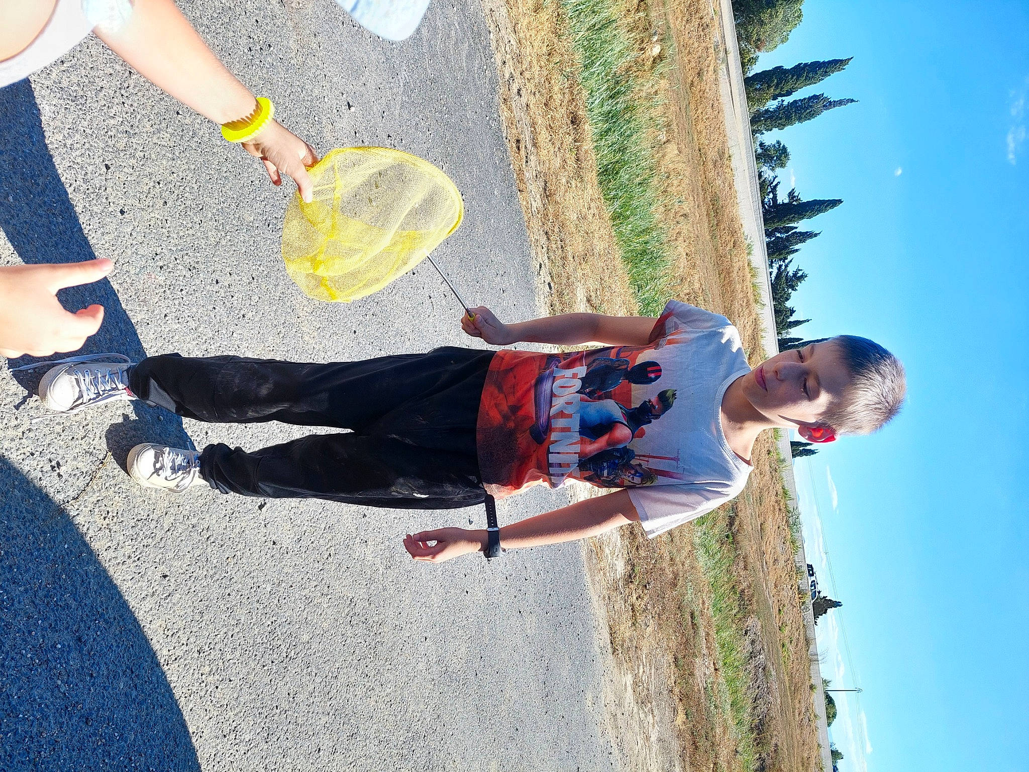 Kevin a rejoint le concours — aidez-le/la à gagner de superbes lots ! asphalt, electric_blue, fun, human_leg, knee, leisure, light, line, outdoor_shoe, people_in_nature, person, photograph, plant, recreation, road_surface, sky, snapshot, thigh, tree, walking_shoe