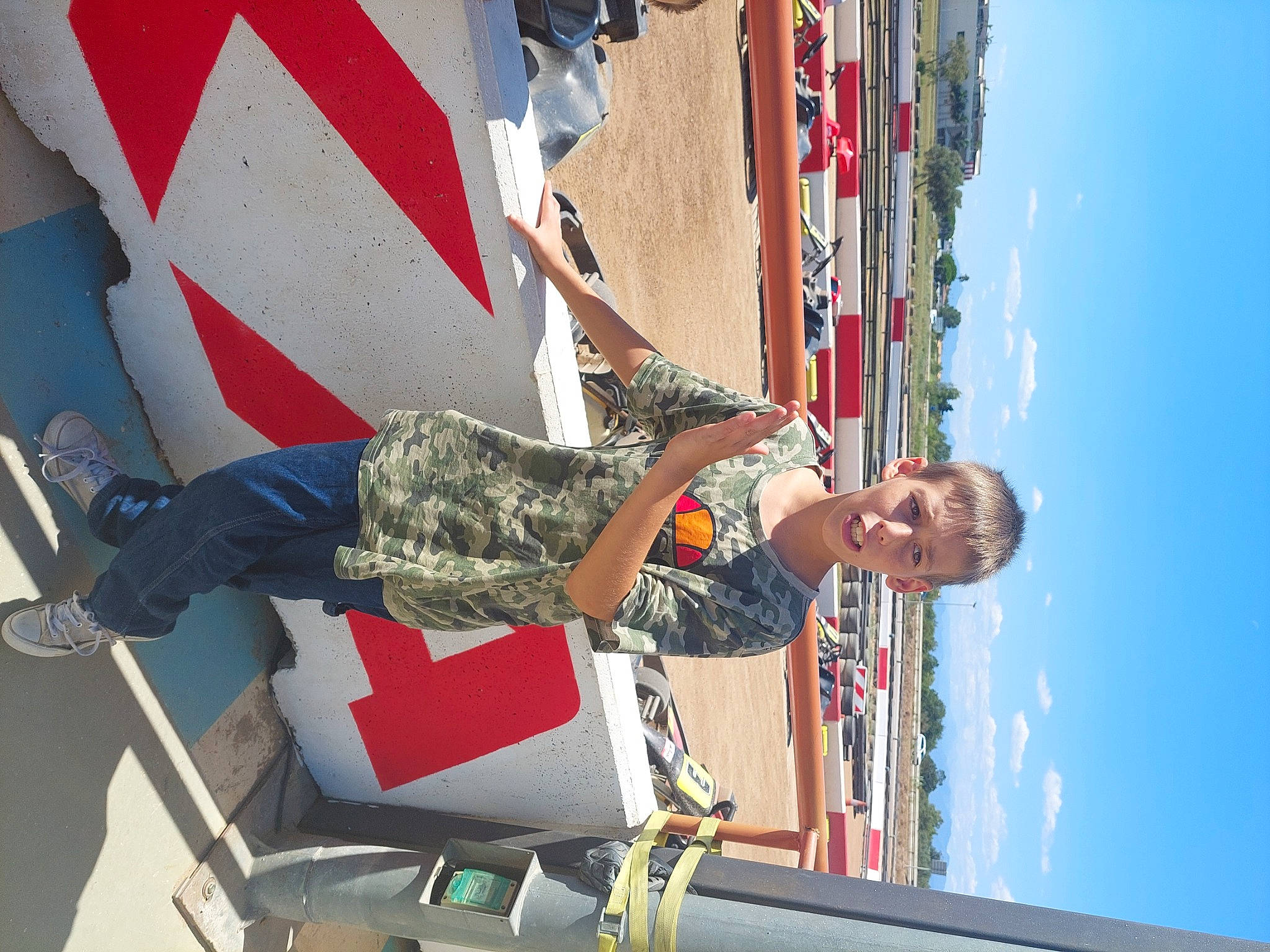 Kevin participe au concours pour gagner de l'argent avec cette photo : adventure, art, carmine, chair, concrete, elbow, facade, fun, human_leg, knee, leisure, paint, pattern, person, recreation, sky, smile, thigh, travel, visual_arts