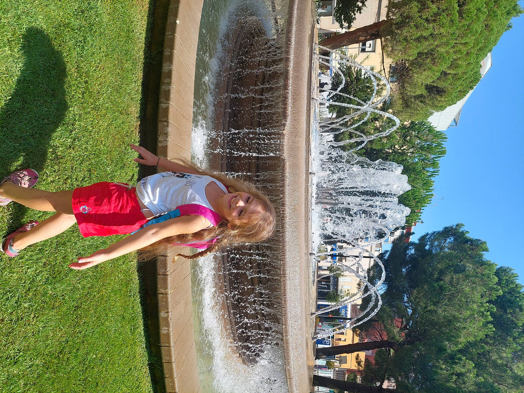 Katania participe au concours pour gagner de l'argent avec cette photo : child, fountain, fun, garden, grass, green, house, joy, leisure, person, plant, recreation, reflection, sky, toddler, travel, tree, vacation, water, water_feature