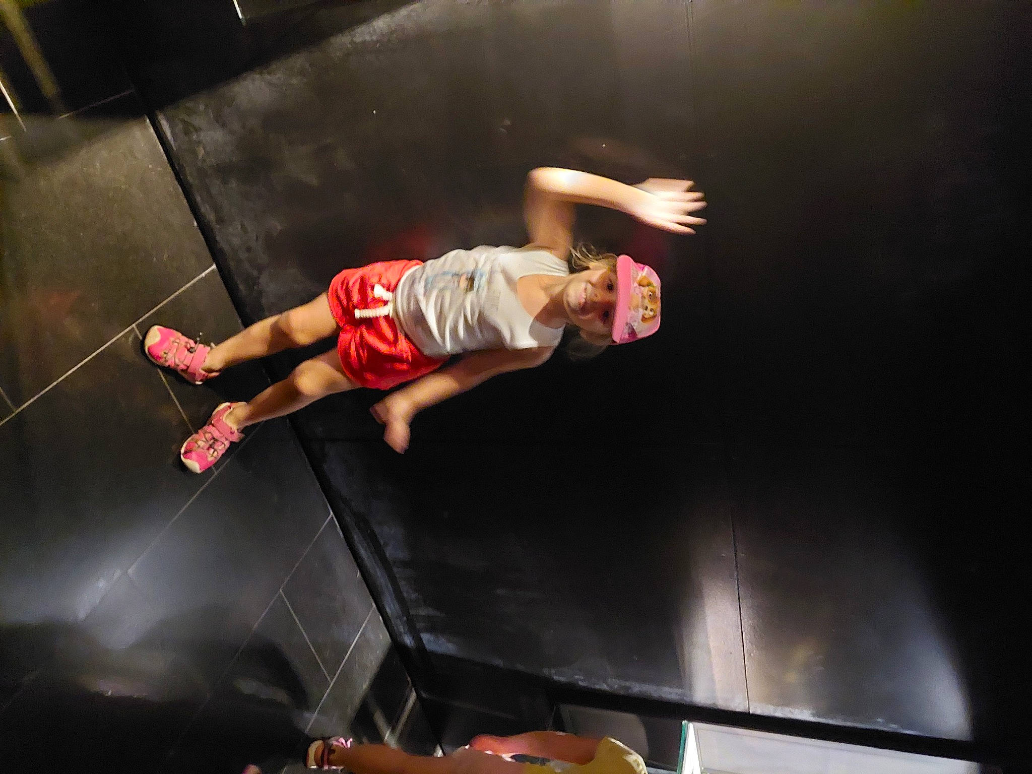 Katania participe au concours pour gagner de l'argent avec cette photo : acrobatics, adventure, competition, dancer, elbow, entertainment, event, extreme_sport, flash_photography, fun, headwear, individual_sports, joy, knee, performance, performance_art, performing_arts, person, public_event, recreation