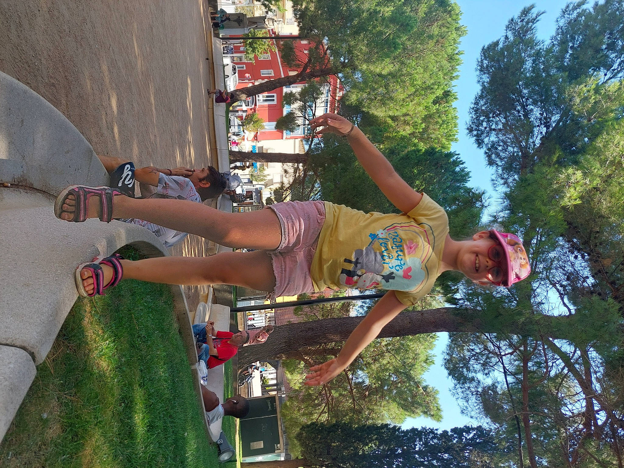 Roxane a rejoint le concours — aidez-le/la à gagner de superbes lots ! fun, grass, happy, headwear, human_leg, joy, landscape, leisure, people_in_nature, person, plant, pole, recreation, sky, smile, t_shirt, thigh, travel, tree, vacation