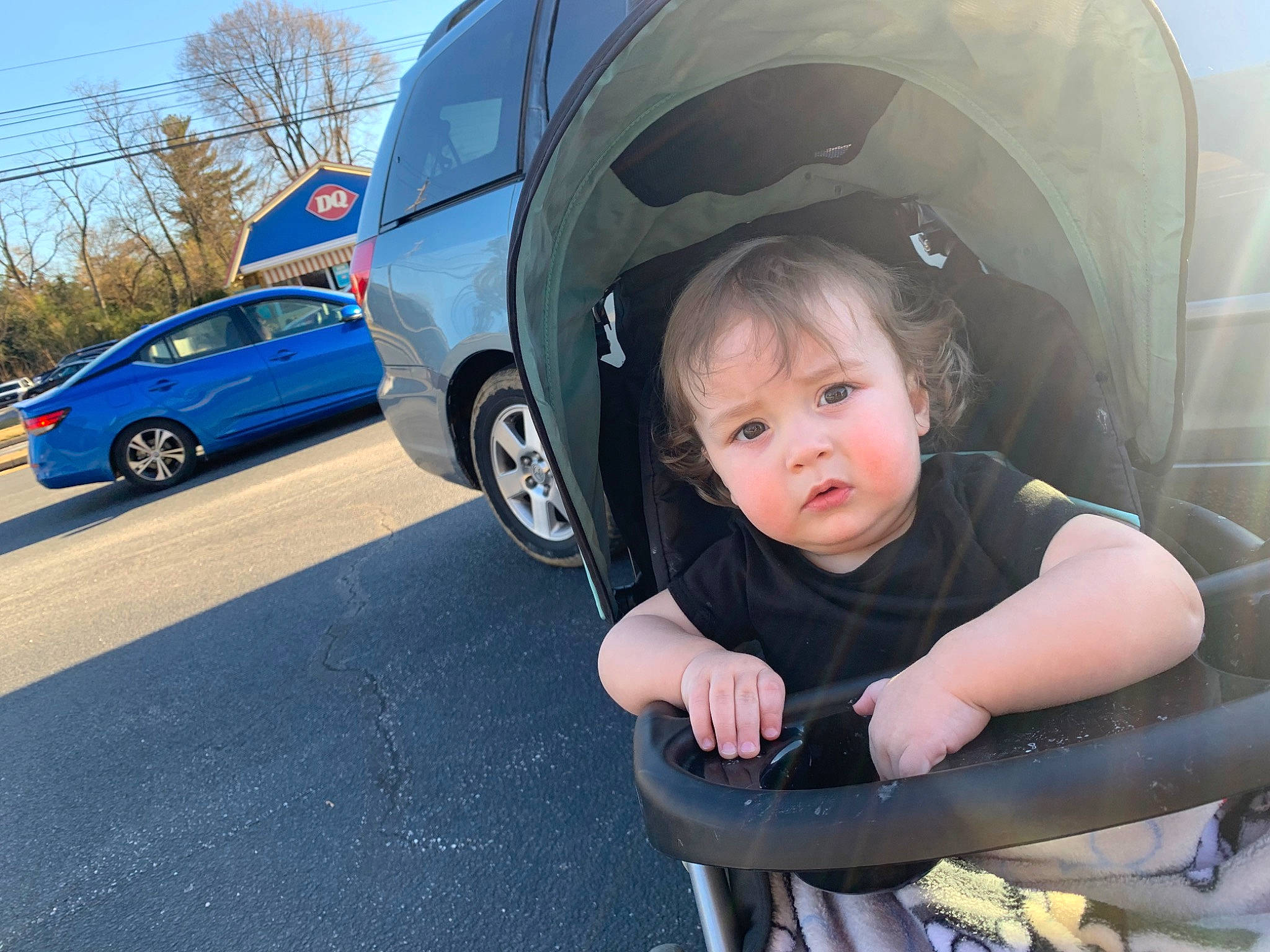 Elián is registered to the contest to win money with this photo: alloy_wheel, automotive_design, automotive_lighting, automotive_tire, automotive_wheel_system, blue, car, eye, fender, hood, land_vehicle, mode_of_transport, motor_vehicle, person, tire, toddler, tree, vehicle, vehicle_door, vertebrate