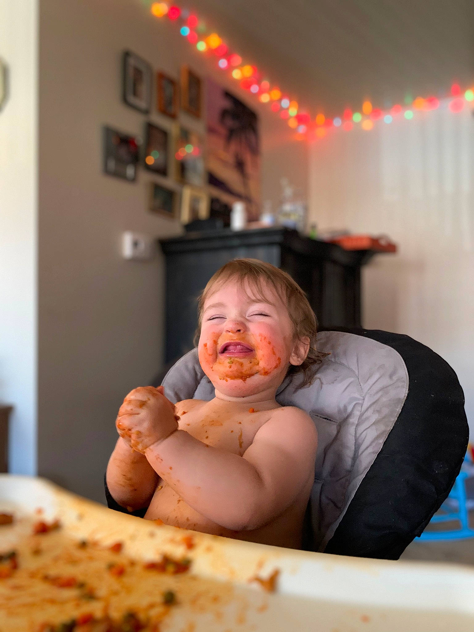Elián is registered to the contest to win money with this photo: comfort, cooking, cuisine, dish, event, flash_photography, food, fun, happy, ingredient, joy, leisure, orange, person, pizza, plate, recipe, room, sitting, smile