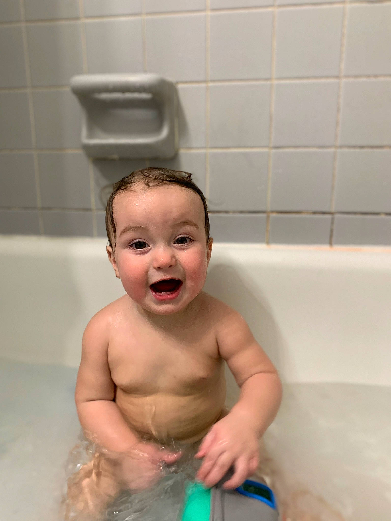 Elián is registered to the contest to win money with this photo: baby, baby_bathing, bath_toy, bathing, bathroom, bathtub, black, child, fluid, fun, hand, happy, leisure, person, personal_care, plumbing, plumbing_fixture, smile, toddler, water