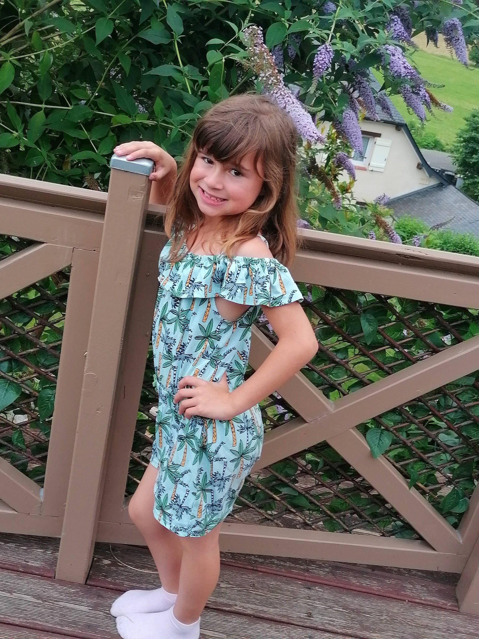 Charlotte a rejoint le concours — aidez-le/la à gagner de superbes lots ! day_dress, dress, grass, hair, hairstyle, happy, joint, joy, leisure, person, pink, plant, purple, shoulder, skin, sleeve, smile, standing, thigh, waist