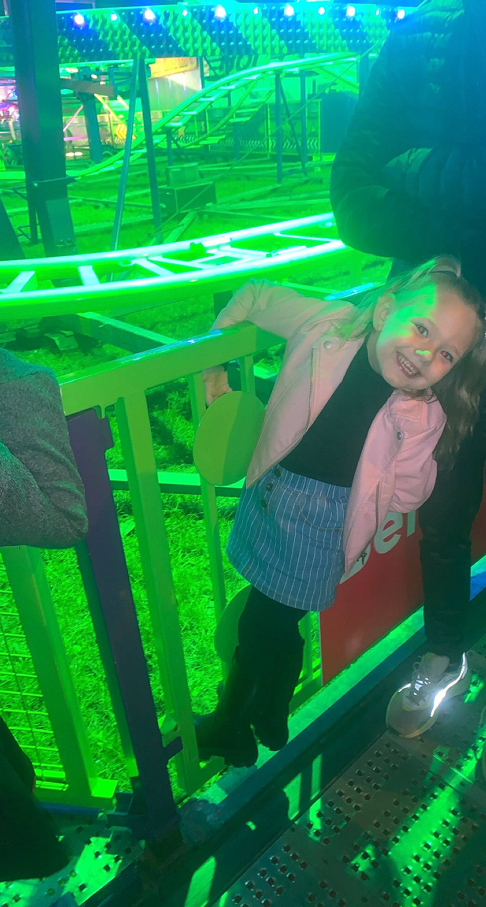 Eléana participe au concours pour gagner de l'argent avec cette photo : cap, electric_blue, entertainment, event, fictional_character, fun, green, hat, joy, leisure, light, magenta, music, music_venue, neon, night, person, smile, technology, visual_effect_lighting