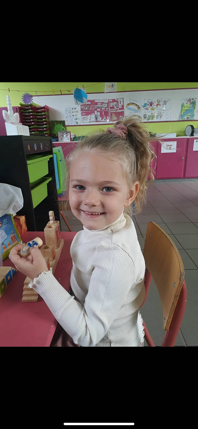 Eléana participe au concours pour gagner de l'argent avec cette photo : arm, blond, chair, child, dress, event, fashion_design, fun, gesture, hand, happy, joy, kindergarten, leisure, magenta, person, pink, room, sitting, skin