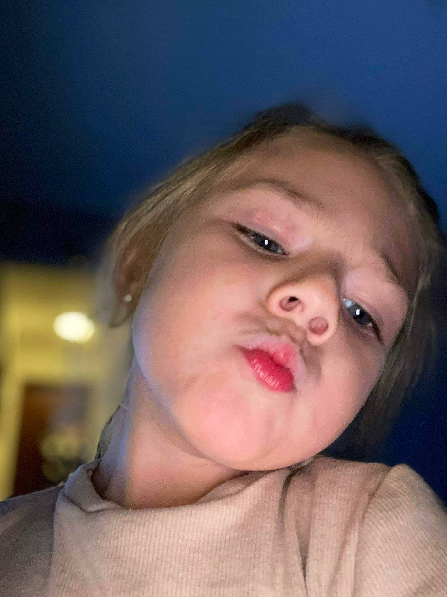 Eléana a rejoint le concours — aidez-le/la à gagner de superbes lots ! cheek, chin, ear, eye, eyebrow, eyelash, face, flash_photography, forehead, gesture, happy, head, iris, jaw, lip, mouth, nose, person, skin, smile