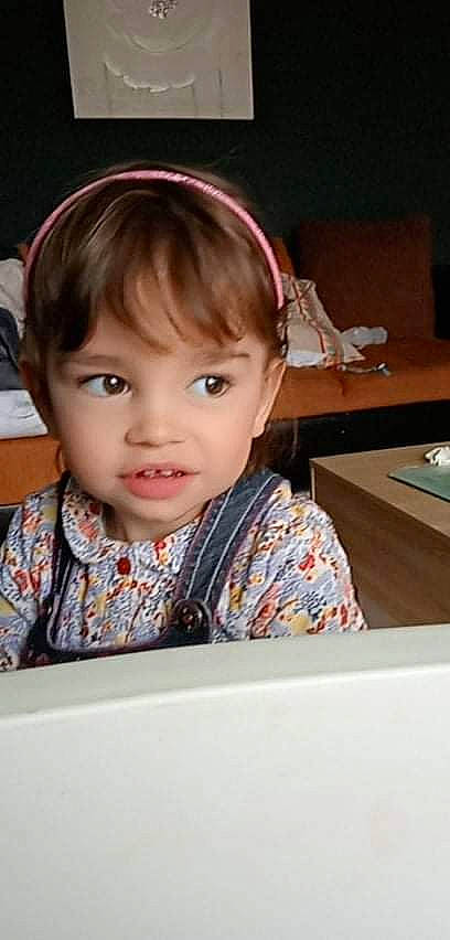 Loraline participe au concours pour gagner de l'argent avec cette photo : bangs, cheek, child, chin, eyebrow, eyelash, fun, happy, iris, nose, person, portrait_photography, room, sitting, skin, smile, toddler, wood