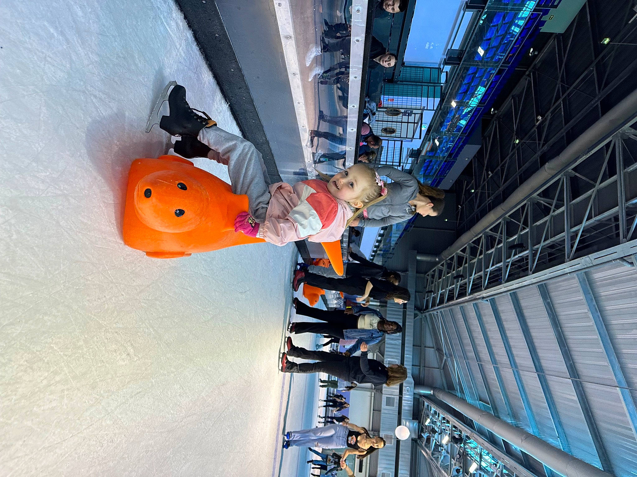 Illona participe au concours pour gagner de l'argent avec cette photo : aerospace_engineering, blue, carmine, ceiling, electric_blue, engineering, fun, leisure, machine, metal, person, recreation, smile, space, stairs, steel, toddler, toy, transport, world