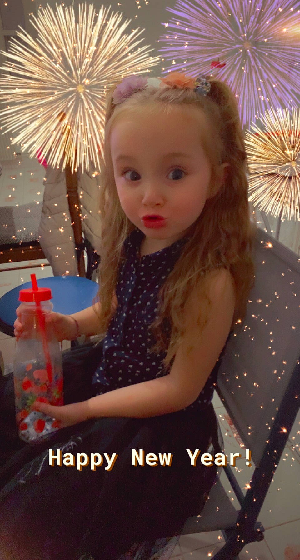 Illona participe au concours pour gagner de l'argent avec cette photo : blond, bottle, brown_hair, child, event, facial_expression, fun, happy, holiday, light, long_hair, party_supply, pattern, person, photo_caption, portrait_photography, recreation, room, sitting, toddler