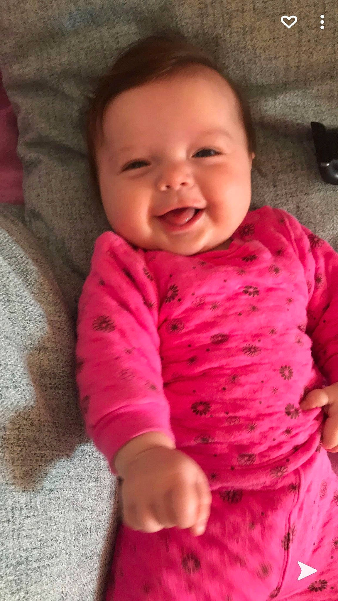 Mélynna participe au concours pour gagner de l'argent avec cette photo : baby, baby_toddler_clothing, cheek, chin, comfort, eye, face, facial_expression, head, iris, lip, mammal, mouth, neck, nose, person, pink, skin, sleeve, smile