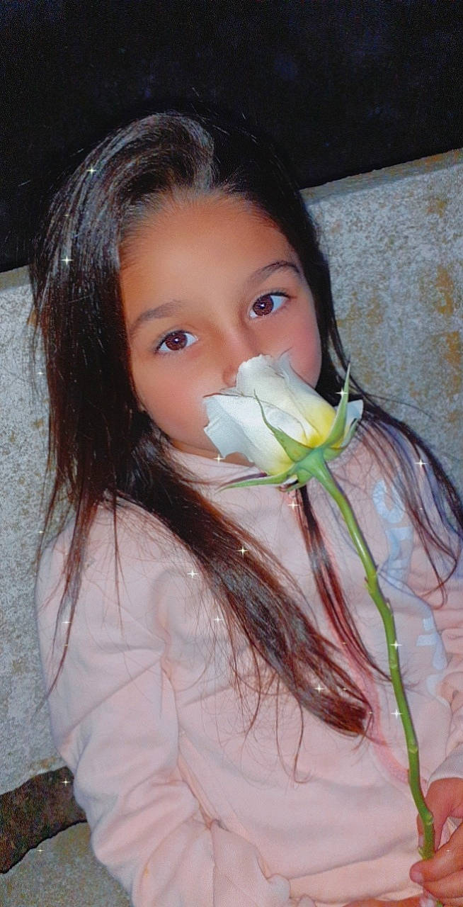 Shainna a rejoint le concours — aidez-le/la à gagner de superbes lots ! cheek, eye, eyebrow, eyelash, fashion_accessory, flash_photography, flower, flowering_plant, grass, hair, hair_accessory, happy, iris, lip, long_hair, pedicel, person, petal, plant, rose