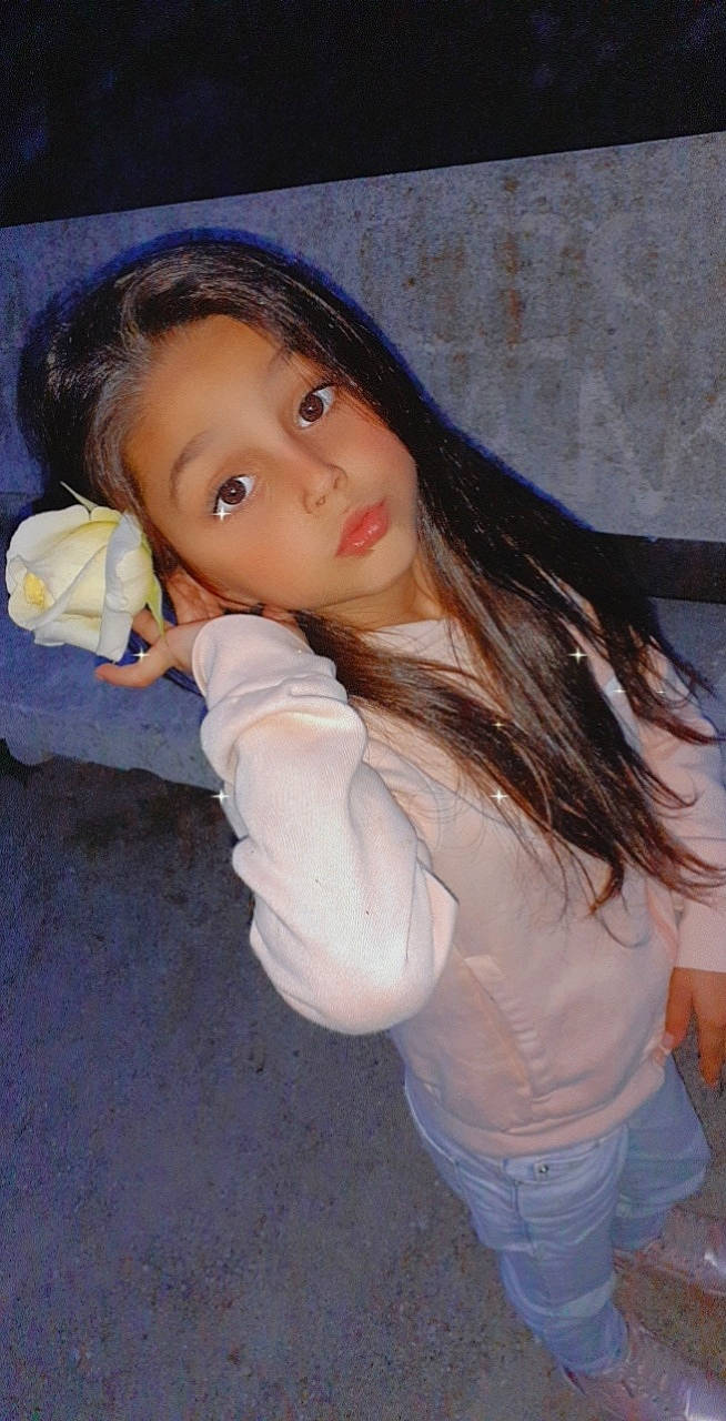 Shainna participe au concours pour gagner de l'argent avec cette photo : black_hair, blond, brown_hair, cheek, chin, eye, eyebrow, eyelash, flash_photography, fun, happy, head, iris, layered_hair, lip, long_hair, neck, nose, person, skin