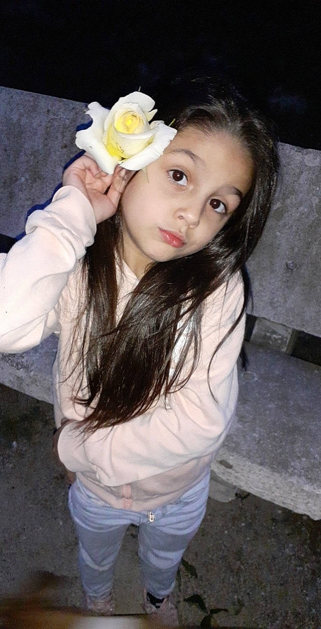 Shainna participe au concours pour gagner de l'argent avec cette photo : black_hair, blond, eye, eyebrow, eyelash, face, flash_photography, flower, gesture, hair, happy, head, headpiece, iris, lip, long_hair, person, petal, plant, rose