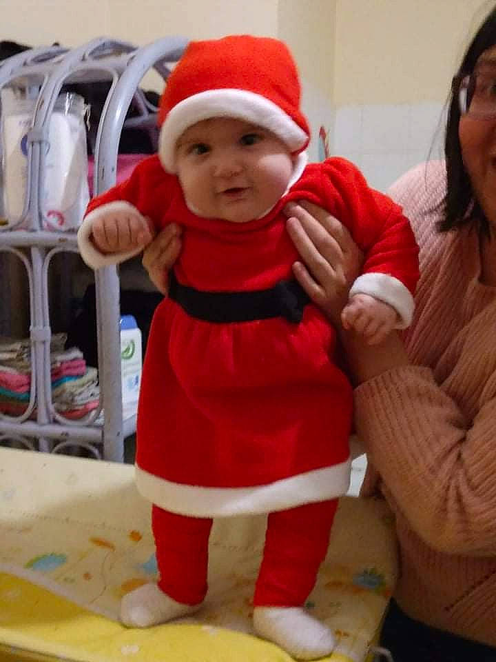 Ayse participe au concours pour gagner de l'argent avec cette photo : baby, baby_products, baby_safety, baby_toddler_clothing, cap, child, christmas, christmas_eve, comfort, event, face, happy, headwear, holiday, lap, person, product, santa_claus, skin, sleeve