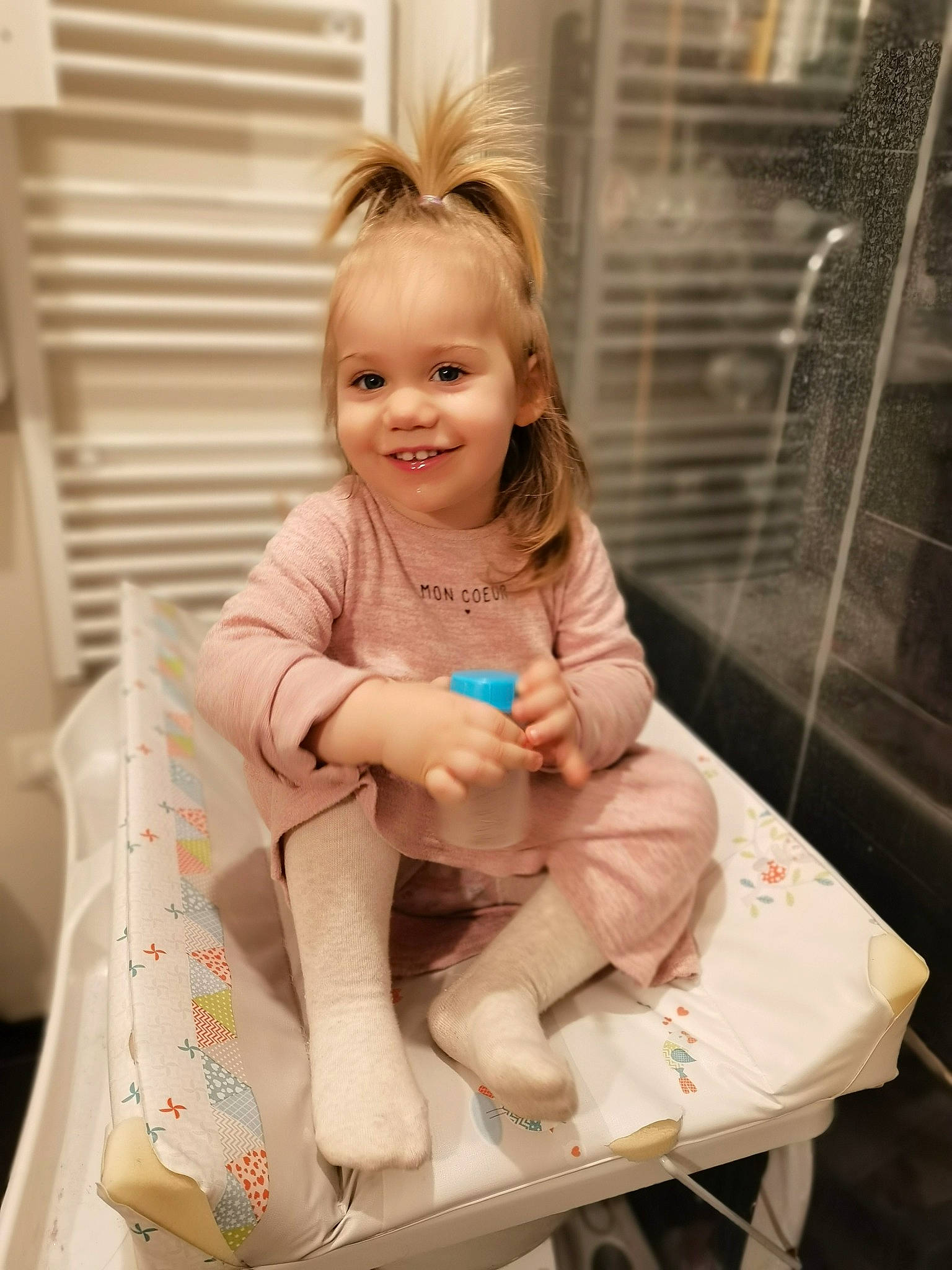 Zoé a rejoint le concours — aidez-le/la à gagner de superbes lots ! baby, baby_grabbing_for_something, baby_products, baby_toddler_clothing, blond, child, foot, joy, person, sock, sole, toddler, toe