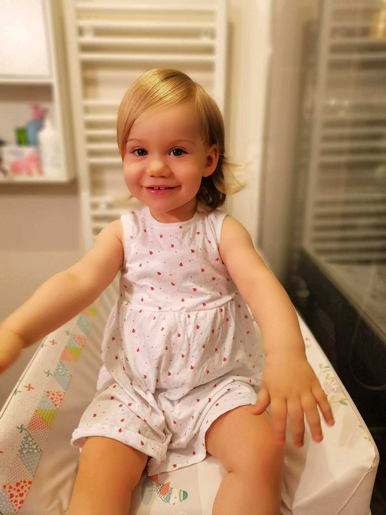 Zoé a rejoint le concours — aidez-le/la à gagner de superbes lots ! baby, baby_toddler_clothing, beauty, child, dress, joy, leg, person, pink, sitting, skin, smile, toddler