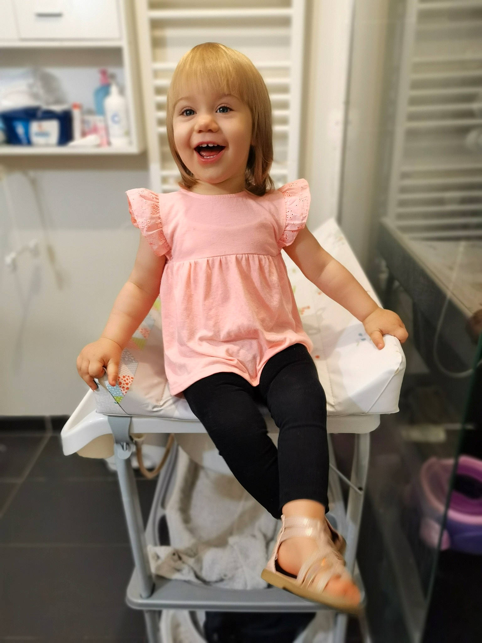 Zoé a rejoint le concours — aidez-le/la à gagner de superbes lots ! baby, chair, child, footwear, furniture, knee, leg, person, pink, product, shoe, sitting, smile, toddler