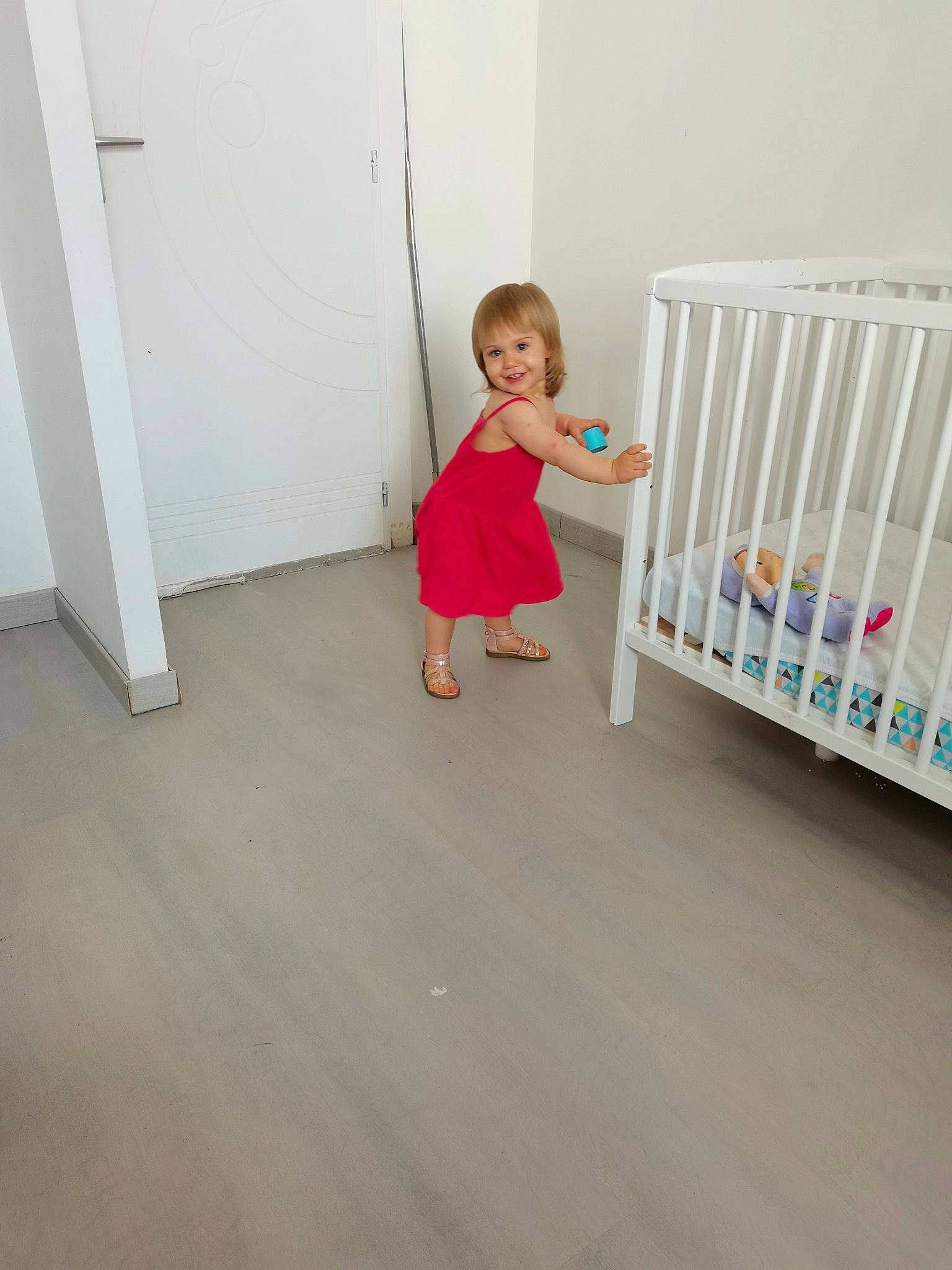 Zoé a rejoint le concours — aidez-le/la à gagner de superbes lots ! baby, baby_products, baby_safety, baby_toys, child, floor, flooring, furniture, home, infant_bed, joy, nursery, person, play, product, room, standing, toddler, wood