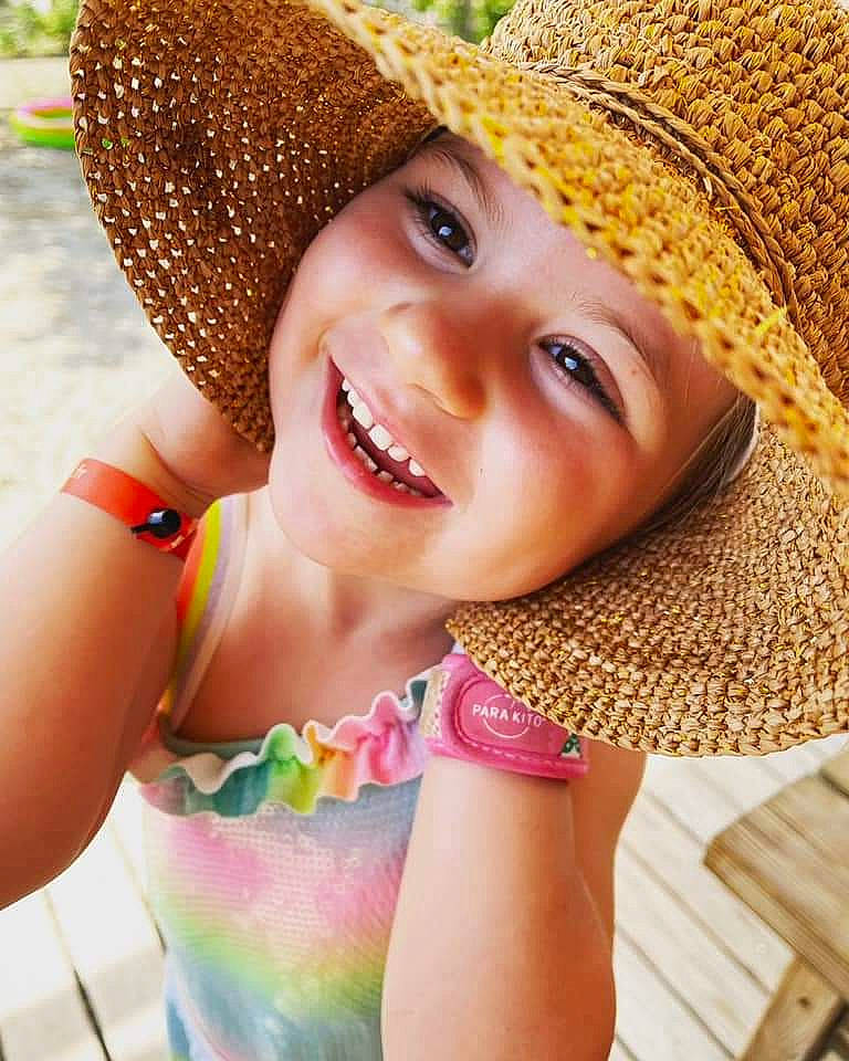 Noa participe au concours pour gagner de l'argent avec cette photo : cap, cool, eye, face, facial_expression, fedora, fun, grass, happy, hat, headgear, headwear, iris, joy, lip, people_in_nature, person, plant, skin, smile