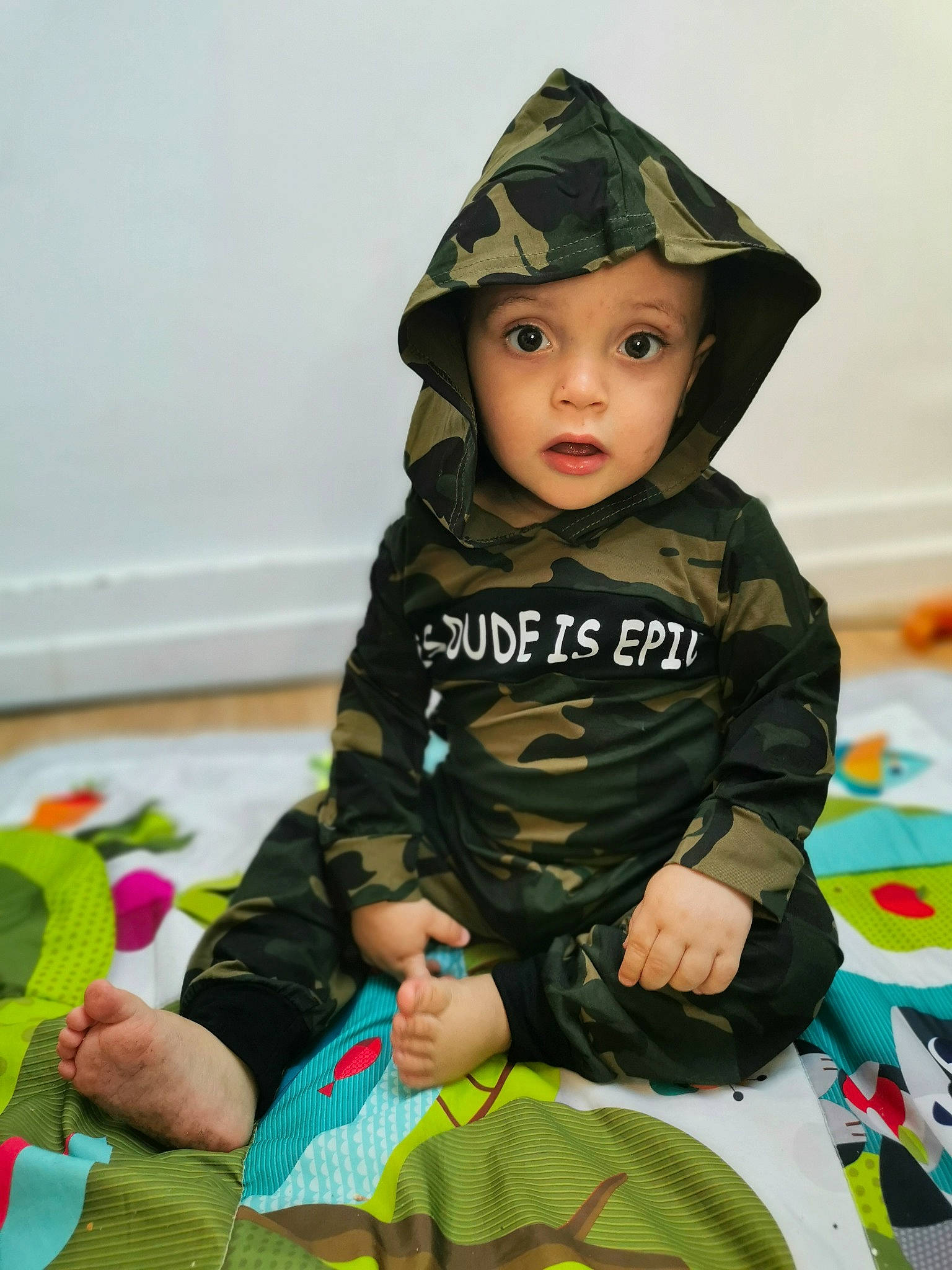 Salim participe au concours pour gagner de l'argent avec cette photo : baby, baby_toddler_clothing, cap, child, costume_hat, event, face, facial_expression, fashion_accessory, fun, grass, hairstyle, head, headgear, headwear, mammal, pattern, person, personal_protective_equipment, sleeve