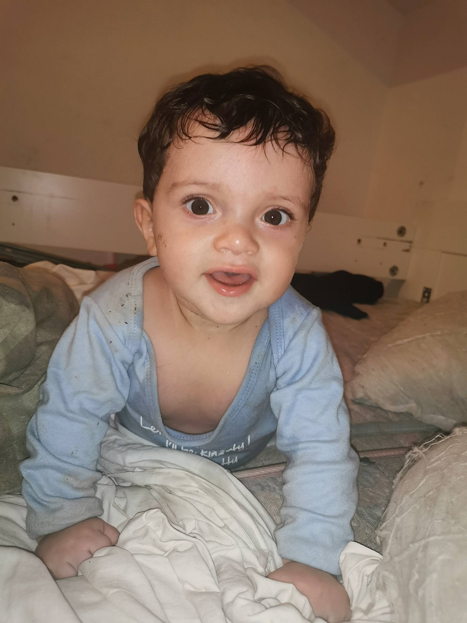Salim a rejoint le concours — aidez-le/la à gagner de superbes lots ! baby, baby_toddler_clothing, cheek, child, comfort, ear, forehead, iris, jaw, lip, living_room, mammal, mouth, nose, person, sitting, skin, toddler