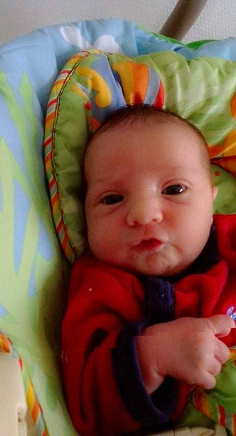 Clara participe au concours pour gagner de l'argent avec cette photo : baby, baby_toddler_clothing, cheek, chin, comfort, eye, face, facial_expression, green, happy, head, iris, leaf, lip, mouth, nose, outerwear, person, skin, textile