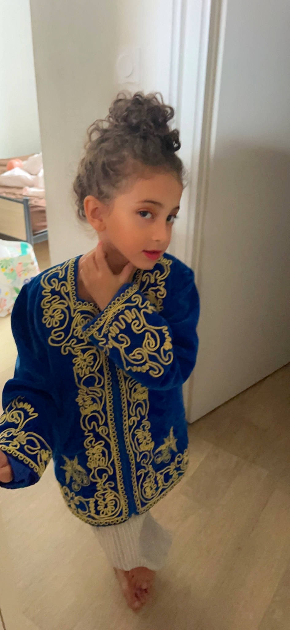 Alia a rejoint le concours — aidez-le/la à gagner de superbes lots ! baby_toddler_clothing, child, clothing, dress, electric_blue, embellishment, face, fashion, fashion_design, flooring, hairstyle, head, jewellery, neck, outerwear, pattern, person, shoulder, skin, sleeve