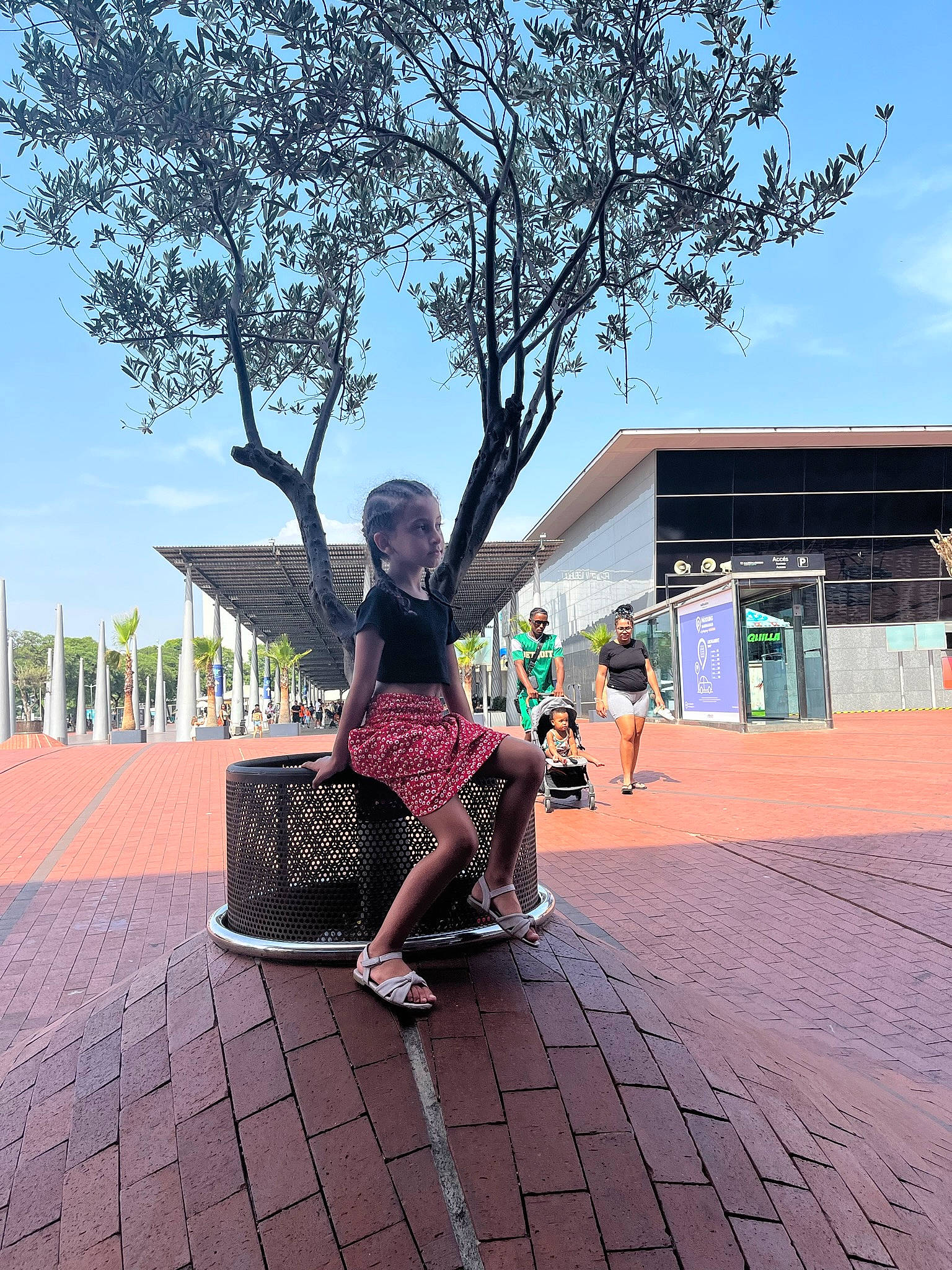 Alia a rejoint le concours — aidez-le/la à gagner de superbes lots ! city, fun, grass, human_leg, leisure, magenta, pattern, pedestrian, person, plant, recreation, road, road_surface, sandal, sidewalk, sitting, sky, street, tourism, travel