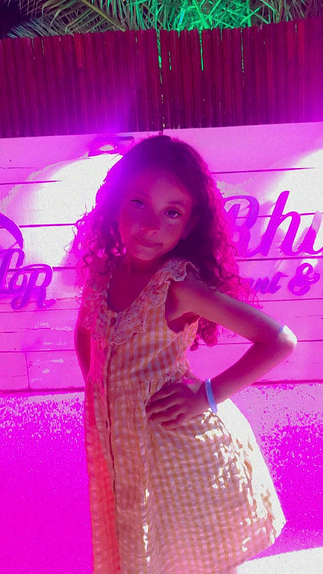 Alia participe au concours pour gagner de l'argent avec cette photo : beauty, black_hair, cool, electric_blue, entertainment, fashion_design, flash_photography, fun, happy, lip, long_hair, magenta, music_artist, person, pink, purple, skin, smile, thigh, violet