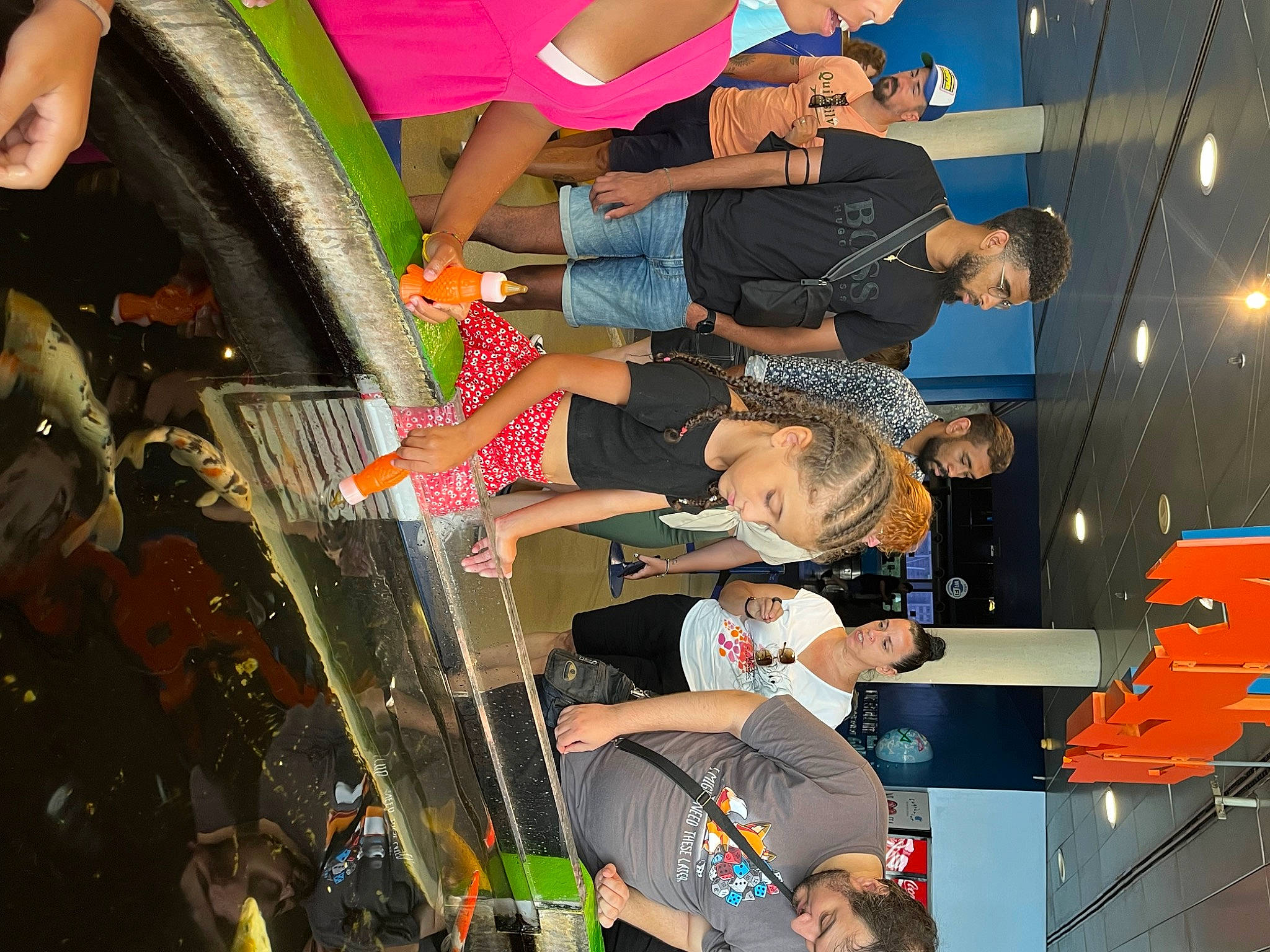 Alia participe au concours pour gagner de l'argent avec cette photo : chair, crowd, event, fun, hat, headwear, leisure, party, person, room, t_shirt, thigh, world