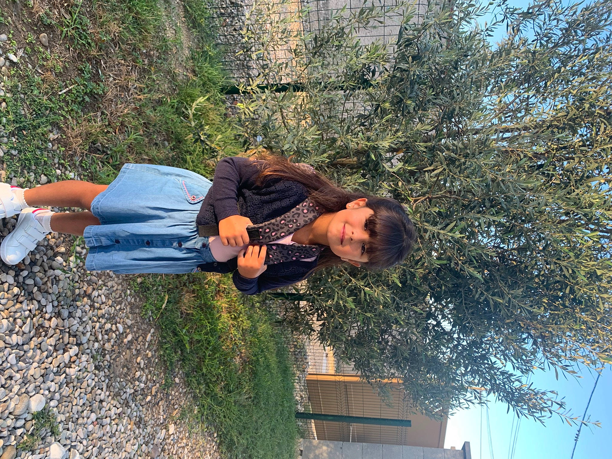 Elyne participe au concours pour gagner de l'argent avec cette photo : fun, grass, joy, leisure, people_in_nature, person, plant, sky, soil, tree, walking_shoe, wrist