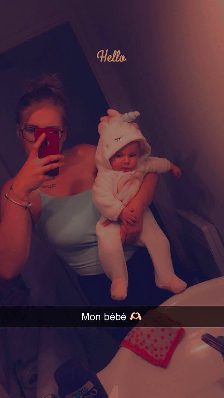 Kamelia participe au concours pour gagner de l'argent avec cette photo : baby, child, cool, electronic_device, event, facial_expression, finger, flash_photography, fun, gesture, hand, happy, hat, headwear, interaction, magenta, person, pink, skin, thigh