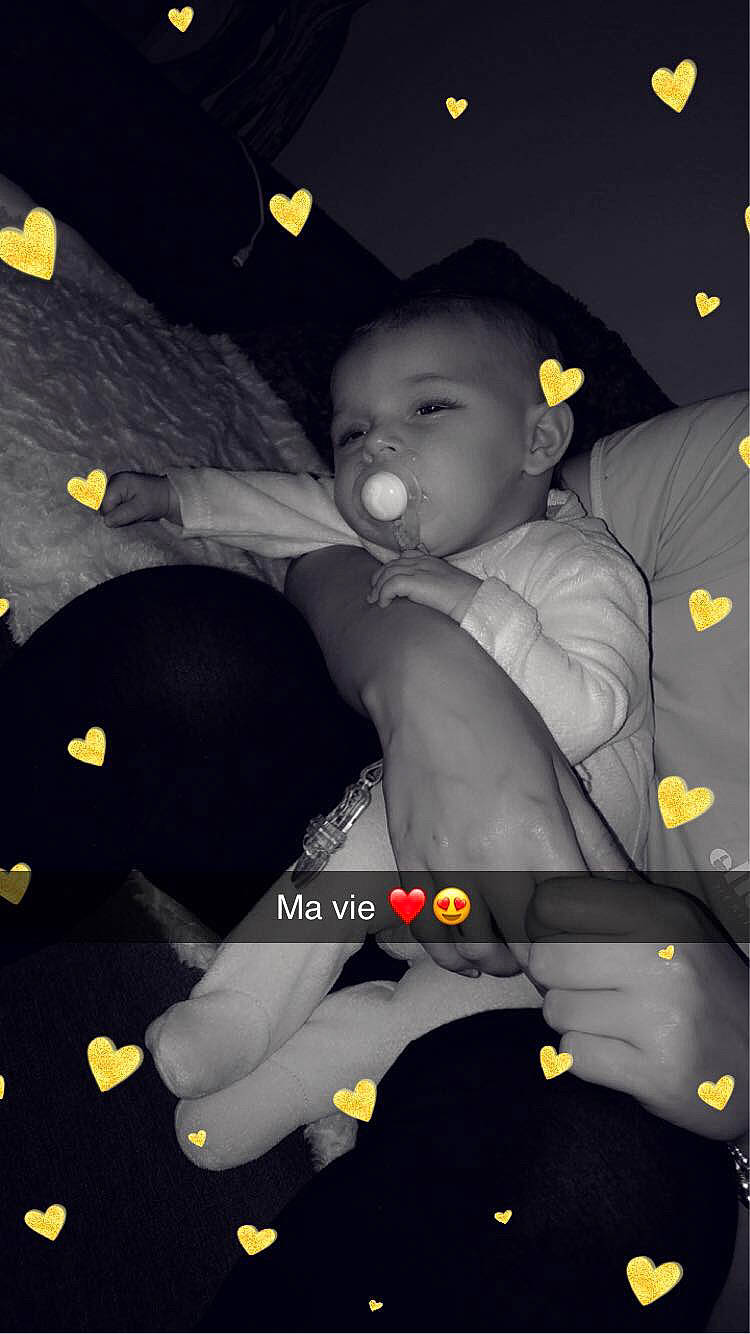 Kamelia a rejoint le concours — aidez-le/la à gagner de superbes lots ! arm, baby, baby_products, black_hair, child, cool, darkness, design, fictional_character, flash_photography, fun, gesture, happy, head, nose, person, sitting, space, suit, toddler