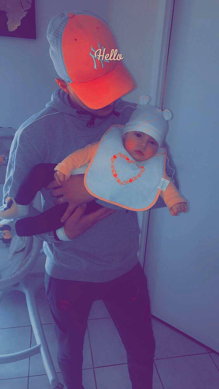 Kamelia a rejoint le concours — aidez-le/la à gagner de superbes lots ! baby, baseball_cap, cap, cool, electric_blue, eyewear, font, fun, hat, headgear, headwear, magenta, person, personal_protective_equipment, pink, purple, room, sleeve, t_shirt, thigh