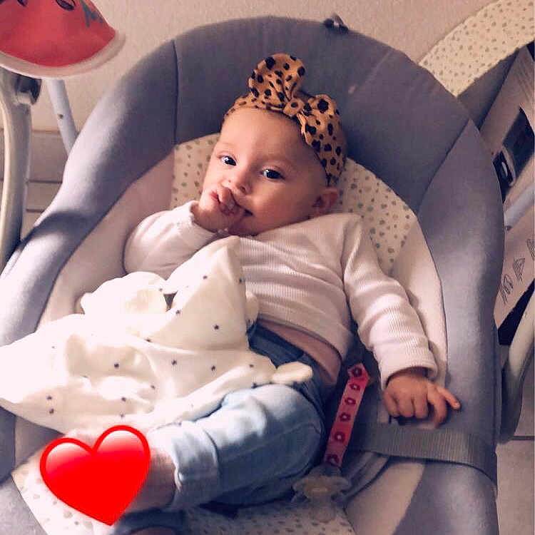 Kamelia participe au concours pour gagner de l'argent avec cette photo : baby, baby_products, baby_sleeping, baby_toddler_clothing, cap, child, comfort, floor, flooring, fun, hand, human_body, lap, leg, mouth, people, product, skin, textile, toddler
