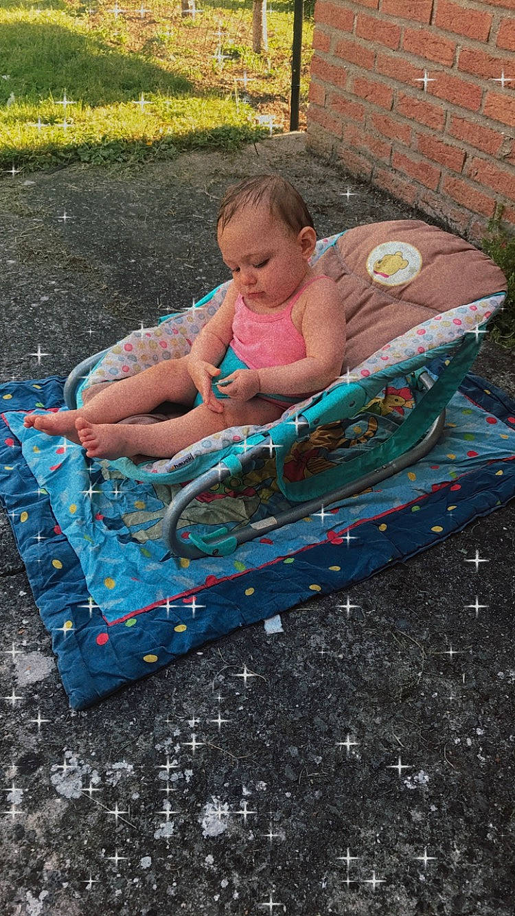 Shaïna participe au concours pour gagner de l'argent avec cette photo : baby, baby_products, baby_toddler_clothing, chair, child, comfort, fun, grass, leisure, outdoor_furniture, pattern, people_in_nature, person, picnic, plant, play, recreation, sitting, soil, t_shirt