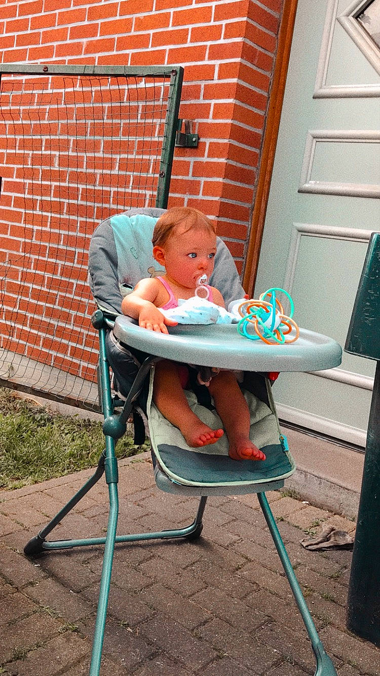 Shaïna a rejoint le concours — aidez-le/la à gagner de superbes lots ! baby, baby_products, brick, brickwork, chair, child, comfort, door, electric_blue, fun, furniture, leisure, outdoor_furniture, people, person, recreation, room, sitting, standing, table